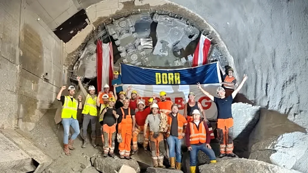 The U2/17-21 consortium has completed tunnelling for Vienna’s U2 line extension.